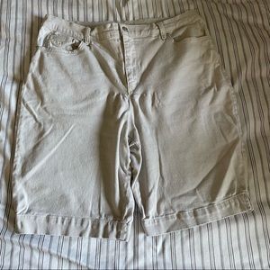 NWOT Women’s Gloria Vanderbilt ‘Amanda’ Cream Bermuda Jean shorts